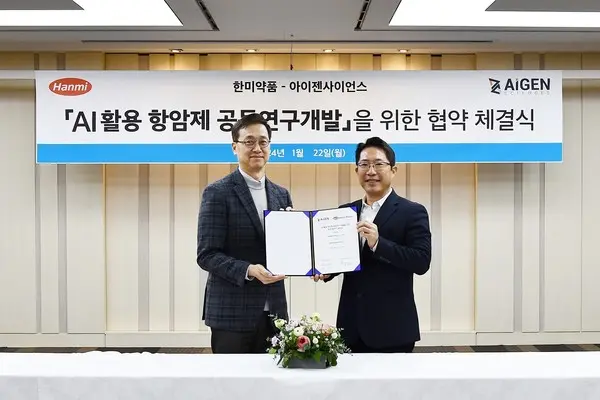 박재현 한미약품 대표(왼쪽)와 강재우 아이젠사이언스 대표가 22일 서울 송파구 한미약품 본사에서 ‘AI 플랫폼 기반 항암신약 연구개발’을 목적으로 한 업무협약을 체결한 뒤 기념촬영을 하고 있다.