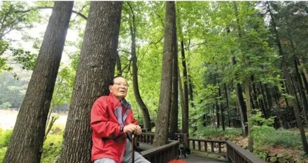 * 백제약품 창업주 김기운 회장이 자신이 50여년 조성한 초당림에 기대에 쉬고 있는 생전 모습. 고인은 "초당림이 500년 넘게 지속되길 바란다"고 소원했다. 