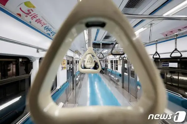 9일 오후 서울 창동차량사업본부에 의자 없는 칸으로 개조된 4호선 열차가 시범 운영을 앞두고 기지에 세워져 있다. 2024.1.9/뉴스1 ⓒ News1 장수영 기자