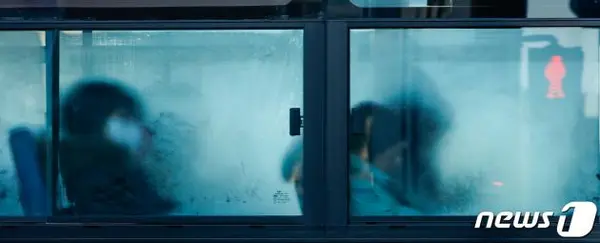 전국에 내리던 비나 눈이 그치면서 아침 기온이 영하권으로 크게 떨어진 15일 오전 서울 종로구 광화문 네거리에서 본 버스 창문에 성에가 끼어 있다. 2024.1.15/뉴스1 ⓒ News1 안은나 기자