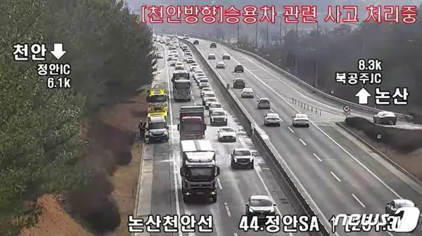 소방대원 등 관계자들이 사고 현장을 처리하는 모습. (천안논산고속도로 실시간교통정보 캡처) 2024.1.7/뉴스1