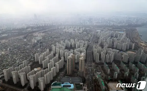 사진은 이날 서울 송파구 롯데월드타워 서울스카이에서 바라본 서울시내 아파트 단지 모습. 2024.1.22/뉴스1 ⓒ News1 황기선 기자