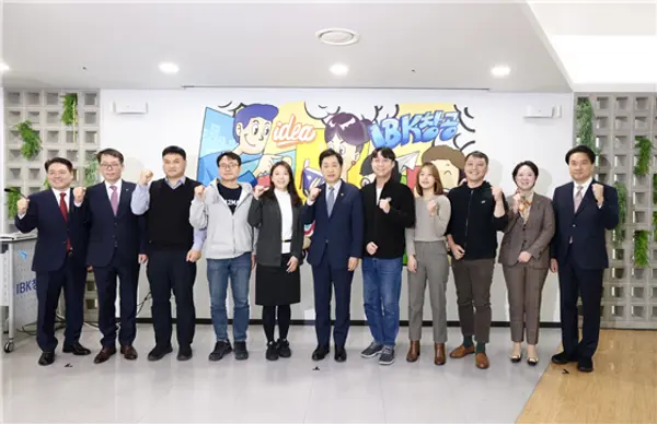 김주현 금융위원장(왼쪽 6번째)이 1일 IBK창공 창업기업 6개사 대표들과 만나 성장 사례를 들었다. [출처: IBK기업은행]