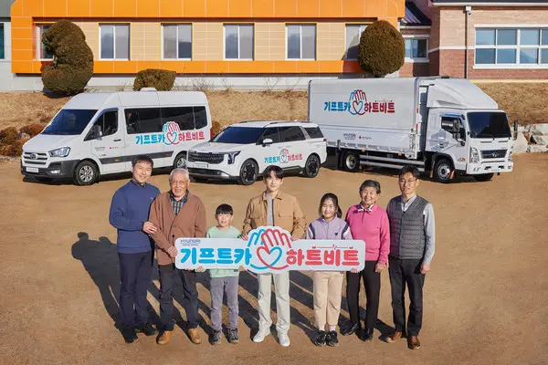 현대차그룹 기프트카 하트비트 캠페인 차량과 온라인 영상에 출연한 배우 임시완 씨(왼쪽 네 번째), 응급안전교육에 참여한 강원도 인제 월학초등학교 교사들과 학생들