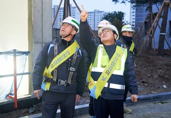 김회언 HDC현대산업개발 대표이사(오른쪽)가 류강선 광주행정아이파크 현장 소장과 현장 안전점검을 하고 있다. (사진제공. HDC현대산업개발)