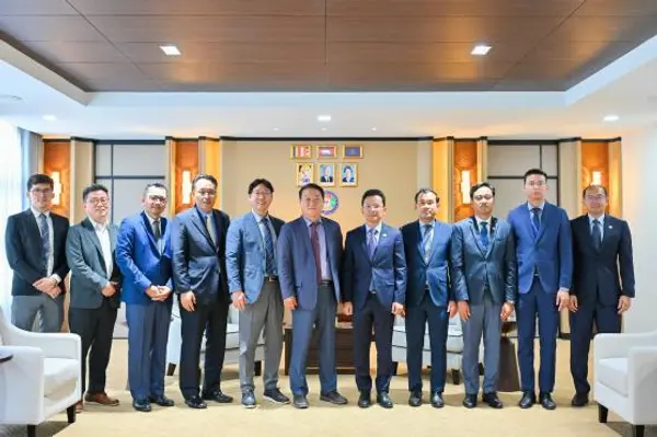에스티에스로보테크 김기환 대표(왼쪽에서 6번째)와 캄보디아 헴 반디 산업부장관(왼쪽 7번째)이 간담회 이후 기념사진을 찍고 있다.(제공=에스티에스로보테크)