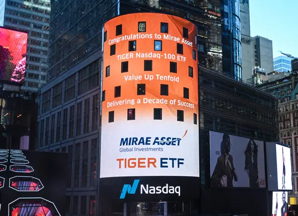 ‘TIGER 미국나스닥100 ETF’ 10만원 돌파를 기념해 미국 나스닥타워 전광판에 게재된 축하 이미지