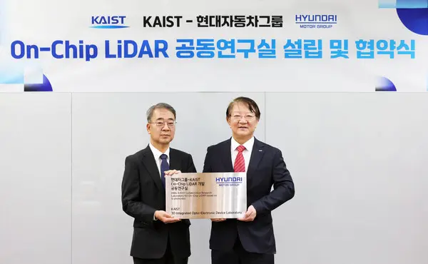 현대차 선행기술원장 이종수 부사장(왼쪽)과 KAIST 이상엽 연구부총장.