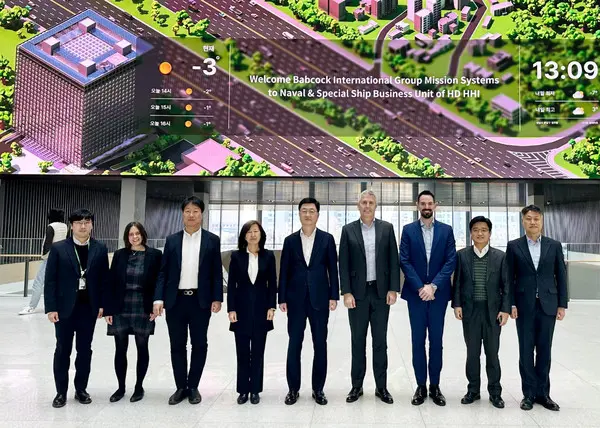 HD현대중공업 주원호 특수선사업대표(왼쪽 다섯 번째)와 밥콕 미션시스템 사업 닐 마이젤 최고기업업무책임자(오른쪽 네 번째) 등 양사 관계자들이 최근 경기도 성남의 HD현대 글로벌R&D센터에서 협력 방안을 논의했다.