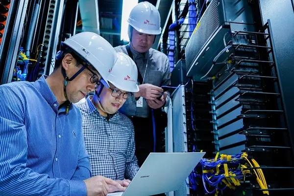 SK브로드밴드가 자사 백본에 400Gbps급 차세대 IP 통합망을 도입한다고 22일 밝혔다. 사진은 SK브로드밴드 직원들이 IP 통합망을 테스트 하는 모습