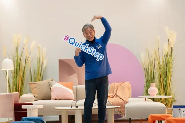 권혁태 신영마루 대표가 2024 코리아빌드위크 전시부스에서 포즈를 취하고 있다. (사진제공. 신영마루)