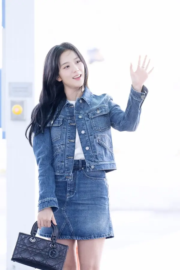 블랙핑크 지수의 청청 공항패션 (사진제공. 디올)