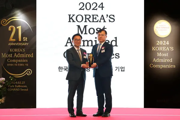 조정훈 신한은행 ESG본부 본부장(오른쪽)이 27일 서울 여의도 소재 콘래드 호텔에서 개최된 2024 한국에서 가장 존경 받는 기업 인증식에서 한수희 한국능률협회컨설팅 대표이사로부터 인증 트로피를 받았다. [출처: 신한은행]