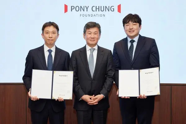 정몽규 포니정재단 이사장(가운데)이 학술지원 수혜자 나종현 박사(왼쪽에서 첫 번째), 노태훈 박사(왼쪽에서 세 번째)와 기념사진을 촬영하고 있다. (사진제공. 포니정재단)