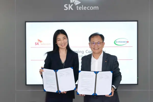 MWC24 전시장에서 SKT 하민용 최고사업개발책임자(CDO, 오른쪽)와 슈퍼마이크로 센리 첸(Cenly Chen) 최고성장책임자(CGO, 왼쪽)가 AI데이터센터(AIDC) 분야 협력을 위한 MOU 체결 후 기념 촬영하는 모습