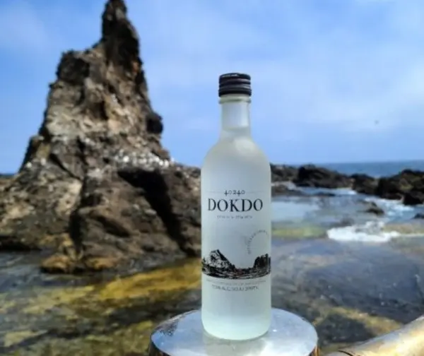 독도 사랑 프로젝트로 개발된 40240 독도 소주가 출시 3년만에 누적 130만병 판매를 달성했다. (사진. 케이알컴퍼니)