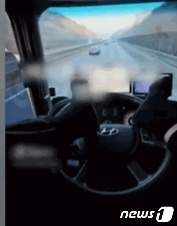 20대 운전자가 5톤 트럭을 발로 운전하면서 고속도로를 달리는 모습. 왼발로는 이따금 경적까지 울려댔다. (JTBC 갈무리) ⓒ 뉴스1