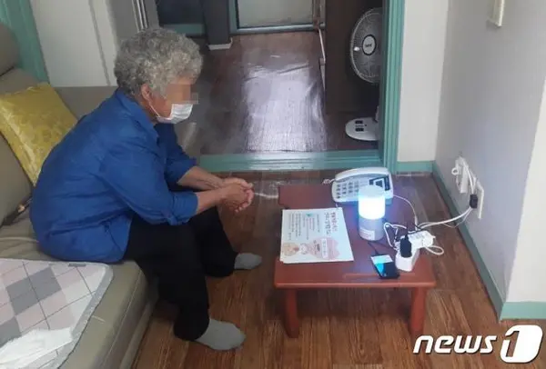 대전 대덕구가 돌봄을 필요로 하는 재가 어르신들을 위해 ‘AI 스피커’를 설치, 긴급구조서비스를 제공하고 있다. (대덕구 제공) /뉴스1