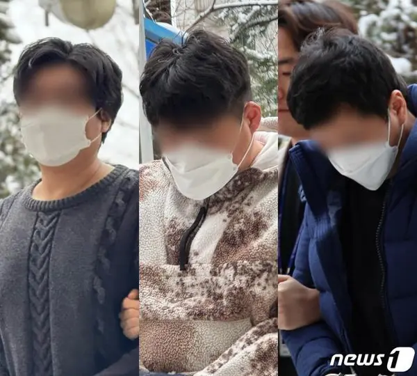 22일 오후 인천 노상에서 가상화폐 교환을 미끼로 개인투자자에게 10억 원대 현금을 가로챈 혐의를 받는 20~30대 일당 6명 중 3명이 인천지법 영장심사장으로 들어가고 있다. 2024.2.22/뉴스1 ⓒ News1 박소영 기자