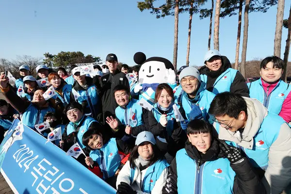 3.1런 행사에 참가한 대우건설 임직원 가족들과 가수 션(사진제공. 대우건설)