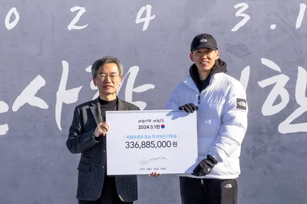 한국해비타트 이광회 사무총장(왼쪽)과 가수 션 캠페인 홍보대사 (사진제공. 한국해비타트)