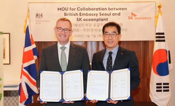 이승철 SK오션플랜트 대표이사(오른쪽)와 콜린 크룩수 주한 영국대사가 신재생 에너지 부문의 포괄적협력을 위한 업무협약을 체결했다. (사진제공. SK오션플랜트)