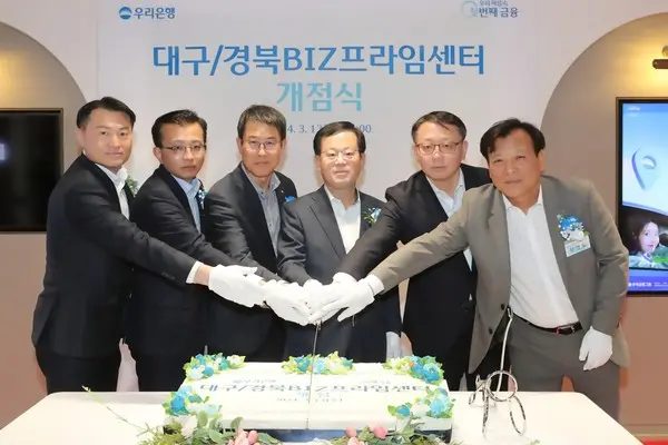 우리은행이 지난 13일 대구·경북 BIZ프라임센터 개점식을 개최했다. 왼쪽부터 박상형 우리은행 대구·경북 BIZ프라임센터 본부장 겸 대구경북서부영업본부장, 박승재 우리카드 기업영업본부 상무, 김범석 우리은행 국내영업부문 부문장, 조병규 우리은행장, 정진완 우리은행 중소기업그룹 그룹장, 문형도 우리은행 대구경북동부영업본부 본부장이 케이크를 커팅하고 있다. [출처: 우리은행]