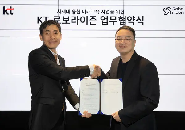 KT 전략∙신사업부문 EduDX서비스사업담당 이종형 상무(오른쪽)와 로보라이즌 임상빈 대표