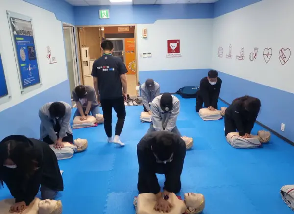 사내 심폐소생술 교육을 받는 삼성전기 직원들. 삼성전기 제공