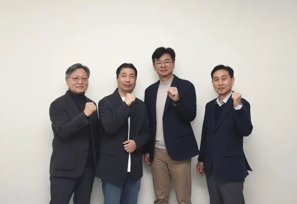 왼쪽부터 인포유앤컴퍼니 조상철, 이종복 공동대표, 아이티센 강진모 회장, 강승우 대표가 협력 의지를 다지며 기념촬영을 하고 있다.