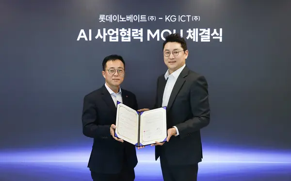  * 롯데이노베이트 고두영 대표이사(왼쪽와 KG ICT 이상준 대표이사가 AI사업 협력 MOU 기념촬영하고 있다. 