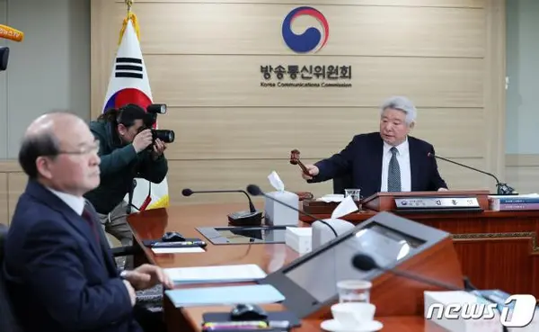 김홍일 방송통신위원장이 13일 경기 과천시 방송통신위원회에서 열린 제14차 방송통신위원회 회의에서 의사봉을 두드리고 있다. 2024.3.13/뉴스1 ⓒ News1 김성진 기자
