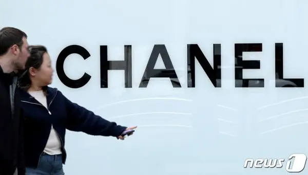 27일 오전 서울의 한 백화점 샤넬 쇼윈도 앞으로 시민들이 지나가고 있다. 샤넬은 클래식 플랩백의 경우 스몰은 1390만 원에서 7.7%오른 1497만 원으로, 미디움은 1450만 원에서 7.38% 오른 1557만 원, 라지는 1570만 원에서 1678만원으로 6.68% 인상하는 등 주요 가방 제품에 대해 가격을 7%가량 인상했다. 2024.3.27/뉴스1 ⓒ News1 장수영 기자