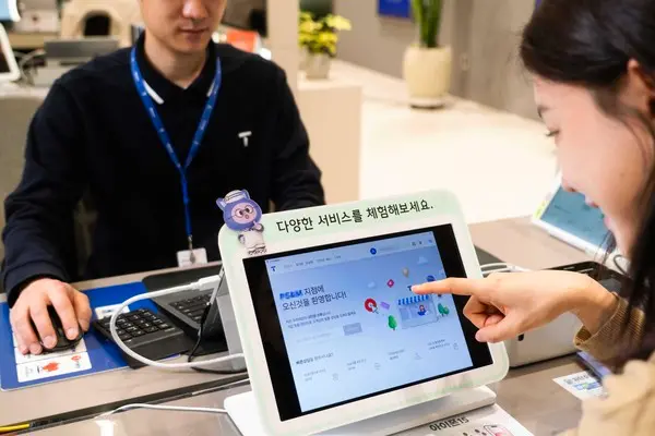 SK텔레콤은 고객 편의 및 신뢰도 향상을 위해 전국 공식 인증 매장에 실시간 화면 미러링이 적용된 고객용 태블릿을 비치하고, AI 고객 모델링을 활용해 더욱 정교해진 개인별 추천 서비스를 제공한다고 11일 밝혔다.