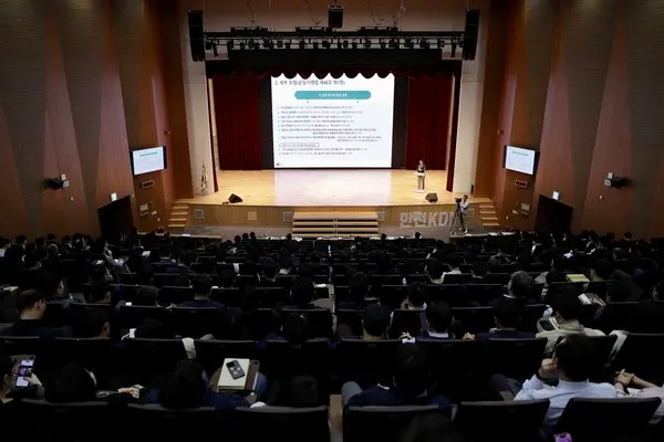 공정거래 관련 교육을 진행하고 있는 모습