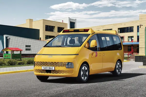 현대차는 봄철을 맞아 안전한 통학환경 조성을 위해 5월 7일(화)부터 5월 31일(금)까지 ‘어린이 통학차량 무상점검 캠페인’을 실시한다. 사진은 현대차 어린이 전용 통학 차량인 스타리아 