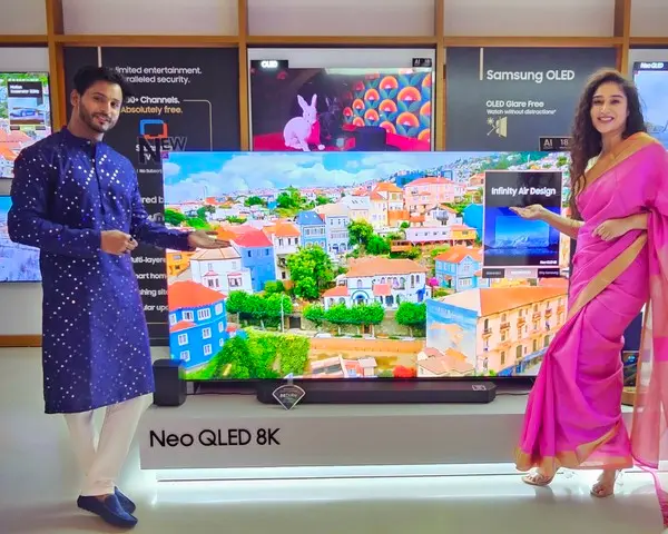 삼성전자 모델이 2024년형 Neo QLED 8K를 소개하고 있다.