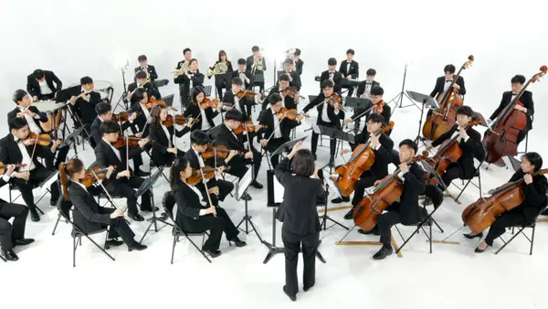 신한음악상 수상자 이하영 첼리스트와 박원민 바이올리니스트가 정재일 작곡가의 연주곡 ‘상림’ 뮤직비디오에서 하트하트 오케스트라와 협연했다. [출처: 신한은행]