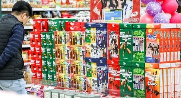 * 롯데웰푸드는 5월1일부터 코코아를 원료로 한 초콜릿류 건빙과 17종 제품 가격을 평균 12.0%인상한다고 밝혔다. 가나마일드 34g을 권장소비자가 기존 1200원에서 1400원으로, 초코 빼빼로 54g을 1700원에서 1800원으로, 크런키 34g을 1200원에서 1400원으로, ABC초코187g을 6000원에서 6600원으로, 빈츠 102g을 2800원에서 3000원으로, 칸쵸 54g을 1200원에서 1300원으로, 명가찰떡파이 6입을 4000원에서 4200원으로 인상한다. 