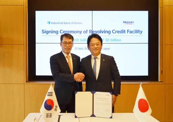 김성태 IBK기업은행장(왼쪽)과 카토 마사히코(Kato Masahiko) 미즈호은행장이 지난 22일 일본 도쿄 미즈호은행 본사에서 커미티드라인 계약을 체결했다. [출처: IBK기업은행]