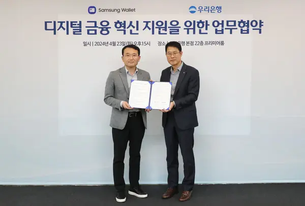 우리은행은 지난 23일 서울 중구 우리은행 본점에서 삼성전자와 업무협약을 체결했다. 김범석 우리은행 국내영업부문장(오른쪽)과 채원철 삼성전자 MX사업부 부사장이 이날 협약식에 참석했다. [출처: 우리은행]