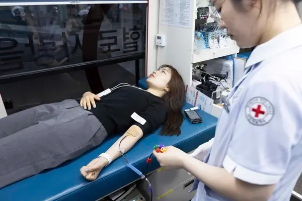 SKT는 혈액 수급난을 극복하기 위해 SK ICT 패밀리사 차원의 헌혈 릴레이를 이어가고 있다고 24일 밝혔다.