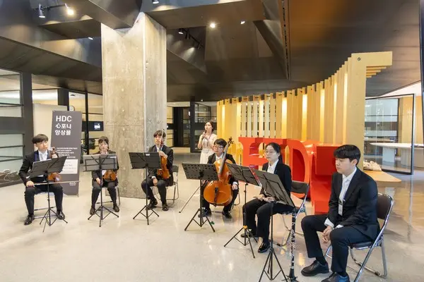 HDC현대산업개발은 25일 ‘HDC 心포니 앙상블’ 창단식을 개최하고 축하 연주와 전시회를 선보였다. (사진제공. HDC현대산업개발)