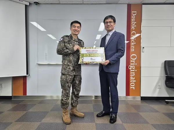 호식이두마리치킨이 국군장병들에게 위문 치킨을 전달했다. (사진제공. 호식이두마리치킨)