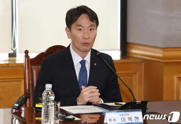 이복현 금융감독원장이 5일 오후 서울 중구 은행연합회에서 열린 민생침해 금융범죄 대응·협력 강화를 위한 통신·금융부문 간 업무협약식에서 인사말을 하고 있다. 2024.4.5/뉴스1 ⓒ News1 김민지 기자