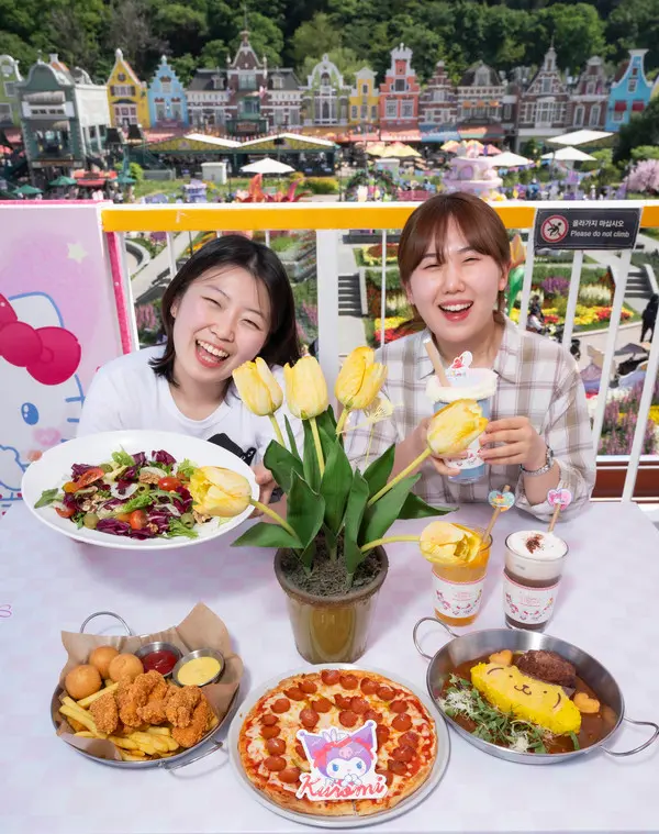 에버랜드 가든테라스에서는 아름다운 봄꽃들과 함께 22종의 산리오캐릭터즈 테마 메뉴들을 맛볼 수 있다.