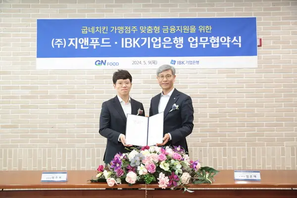 임문택 IBK기업은행 기업고객그룹 부행장(오른쪽)이 9일 서울 중구 을지로 IBK파이낸스타워에서 이주봉 지앤푸드 운영본부장과 굽네치킨 가맹점 상생협력을 위한 업무협약을 체결했다. [출처: IBK기업은행]