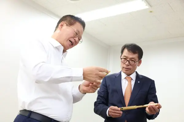 김성태 IBK기업은행장(오른쪽)이 9일 경기도 성남산업단지에 있는 반도체 검사장비 제조기업 하이콘을 찾았다. 황동원 하이콘 대표가 김 행장에게 반도체 테스트 소켓에 관해 설명했다. [출처: IBK기업은행]