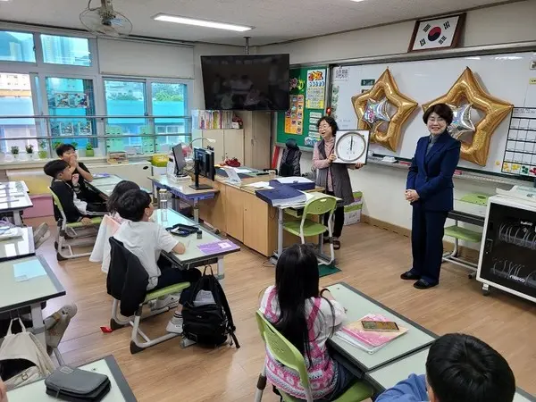 충주남산초등학교에서 대통령 답장 전달 모습