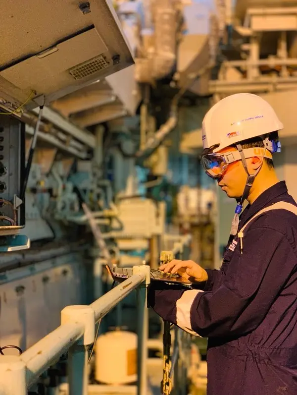 HD SmartCare 부산 센터 직원이 선박 방문 점검 서비스를 제공하고 있다